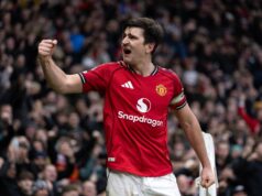 Harry Maguire quer que o Man Utd fique apesar das dúvidas sobre o contrato, Laurie Whitwell faz previsões Harry Maguire comemora gol pelo Manchester United.