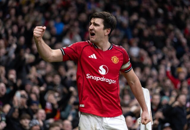 Harry Maguire comemora gol pelo Manchester United.