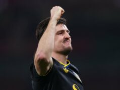 Harry Maguire tem clara prioridade do Man Utd em meio a interesses de transferência, a confiança está crescendo Harry Maguire comemora gol pelo Manchester United.