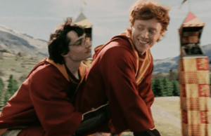 Harry Potter encontra ‘rivalidade acalorada’ em esboço atrevido do SNL com Ron Romance, Naked Quidditch e Jason Momoa Harry Potter encontra 'rivalidade acalorada' em esboço atrevido do SNL com Ron Romance, Naked Quidditch e Jason Momoa