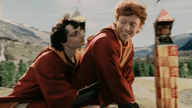 Harry Potter encontra 'rivalidade acalorada' em esboço atrevido do SNL com Ron Romance, Naked Quidditch e Jason Momoa
