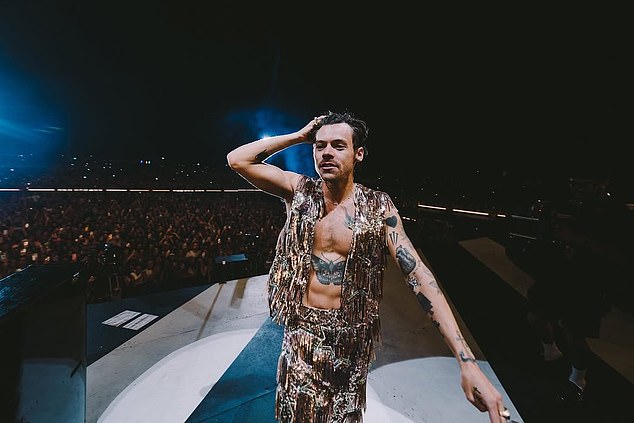 Harry Styles anuncia residência global em sete cidades, incluindo seis Harry Styles confirmou que está voltando em turnê ao anunciar uma nova residência global em sete cidades, Together, Together
