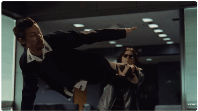 Harry Styles revela lista de faixas do álbum e combate corpo a corpo - e coreografia - com um estranho no vídeo de 'Aperture'
