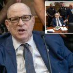 Harvey Weinstein discursando no tribunal cercado por policiais.