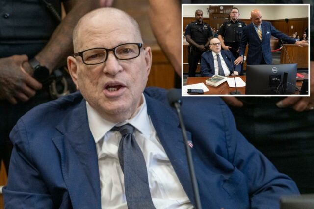 Harvey Weinstein discursando no tribunal cercado por policiais.