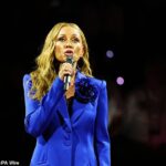 Vanessa Williams canta o hino nacional dos EUA antes do NBA London Game 2026 na arena O2 em Londres, onde um questionador pediu à América que 'deixe a Groenlândia em paz'