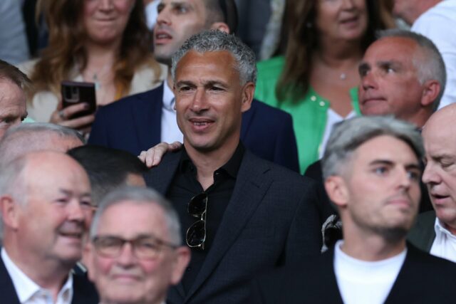 Henrik Larsson comemora gol pelo Manchester United