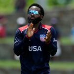 Aaron Jones, dos Estados Unidos, reage após fazer a série de vitórias durante a partida masculina de críquete da Copa do Mundo T20 entre Estados Unidos e Canadá