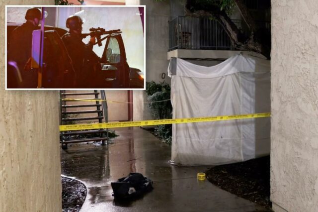 Vista do corredor de um complexo de apartamentos à noite, com fita amarela da cena do crime isolando uma área próxima a uma escada de metal e uma lona branca cobrindo uma seção do edifício.