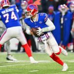 Mitchell Trubisky # 11 do Buffalo Bills recua para passar o primeiro quarto contra o New York Jets no Highmark Stadium em 4 de janeiro de 2026 em Orchard Park, Nova York.