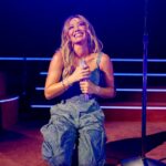 Hilary Duff dá dicas sobre a próxima turnê mundial em show esgotado em Los Angeles