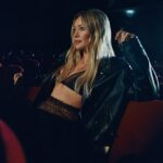 Hilary Duff lançou uma nova música proibida para menores em meio às consequências do ensaio de Ashley Tisdale sobre seu grupo de mães 'tóxico' de Hollywood