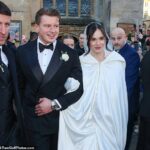 Holly Ramsay escreveu 'nosso povo' em uma foto de família de seu casamento com Adam Peaty em meio à ausência dos pais dele, enquanto seu pai Gordon também compartilhou uma postagem emocionante