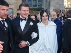 Holly Ramsay escreve ‘nosso povo’ na legenda de uma foto de família de seu casamento com Adam Peaty, apesar da ausência dos pais dele, e até mesmo seu pai, Gordon, não menciona os novos sogros em comentários nas redes sociais Holly Ramsay escreveu 'nosso povo' em uma foto de família de seu casamento com Adam Peaty em meio à ausência dos pais dele, enquanto seu pai Gordon também compartilhou uma postagem emocionante