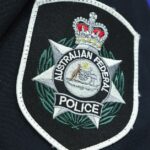 Homem acusado de posse de material de abuso infantil após ser interceptado no aeroporto de Sydney