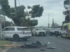 Homem baleado pela polícia do lado de fora da escola vitoriana depois que um carro roubado bateu em um ônibus escolar A polícia foi vista retirando pelo menos uma pessoa do local.
