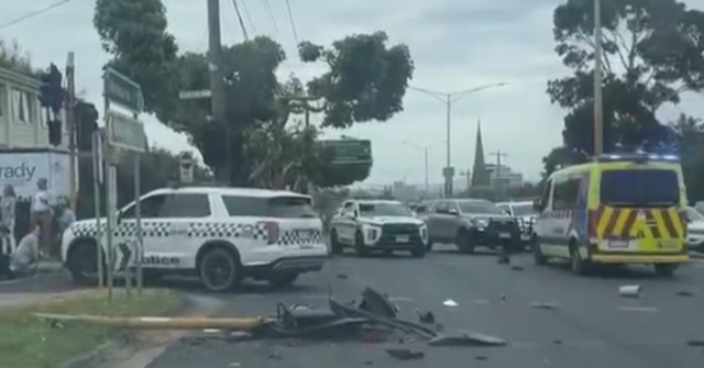A polícia foi vista retirando pelo menos uma pessoa do local.