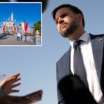 O vice-presidente dos EUA, Vance, fala com membros da mídia no Aeroporto Ben Gurion, em Tel Aviv.