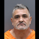 Felix Uresti, 51, foi preso na terça-feira após ser pego jogando as ferragens em uma estrada em Valrico, cerca de 24 quilômetros a leste de Tampa (Gabinete do Xerife do Condado de Hillsborough)