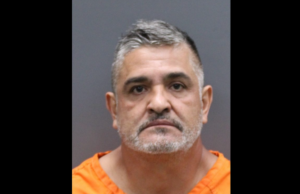 Homem da Flórida acusado de jogar centenas de pregos nas estradas quase 30 vezes Felix Uresti, 51, foi preso na terça-feira após ser pego jogando as ferragens em uma estrada em Valrico, cerca de 24 quilômetros a leste de Tampa (Gabinete do Xerife do Condado de Hillsborough)