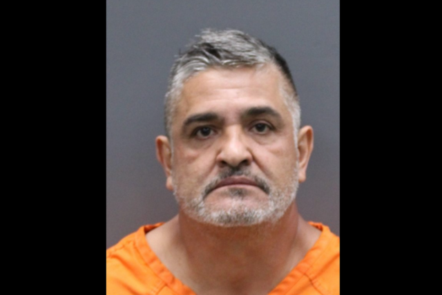 Felix Uresti, 51, foi preso na terça-feira após ser pego jogando as ferragens em uma estrada em Valrico, cerca de 24 quilômetros a leste de Tampa (Gabinete do Xerife do Condado de Hillsborough)