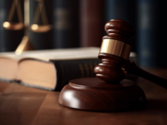 Homem de Calabasas se declara culpado de evasão fiscal e operação ilegal de jogos de azar offshore O homem de Calabasas se declara culpado de evasão fiscal e operação ilegal de jogos de azar offshore. Martelo do juiz em um tribunal