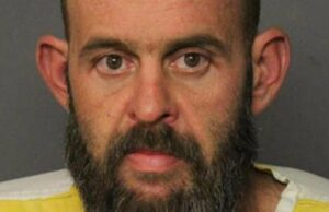 Homem de Denver enfrenta acusação de assassinato e abuso infantil pela morte de uma criança de 2 anos Meses depois, homem de Oregon acusado de assassinato de filho pequeno