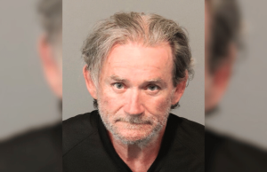 Homem de Nevada condenado após roubar US$ 714 mil de vários locais do Dotty’s Casino Homem de Nevada condenado após roubar US$ 714 mil de vários locais do Dotty's Casino. Foto de um homem mais velho, com cabelos grisalhos e barba rala, vestindo uma camisa preta contra um fundo neutro.