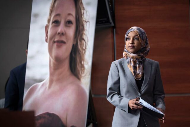 Homem derrubado após pulverizar substância desconhecida no deputado Ilhan Omar na prefeitura de Minneapolis
