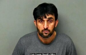 Homem disse ao filho que esfaqueou a esposa ‘traidora’ e ‘sentou-se com ela’ enquanto ela morria Homem da Califórnia supostamente matou a esposa a tiros na frente do filho e alegou que ela estava 'traindo'