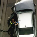 A frente do Camry prateado foi destruída após as colisões.