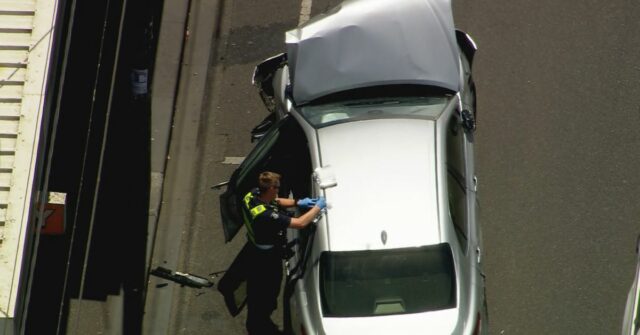 A frente do Camry prateado foi destruída após as colisões.