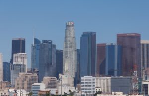 Homem é detido após dirigir caminhão durante protesto anti-Irã em Los Angeles Homem é detido após dirigir caminhão durante protesto anti-Irã em Los Angeles