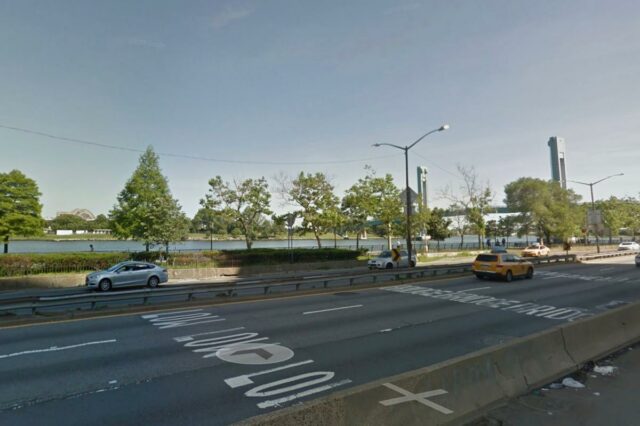 Homem é encontrado morto boiando em rio em Nova York A FDR Drive na East 106th Street, com o East River e a Triborough Bridge ao fundo.