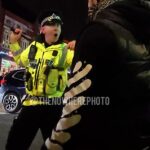 Um policial enfrenta um homem durante confrontos em Manchester esta semana, enquanto membros da comunidade curda protestavam contra eventos na Síria