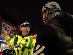 Homem é esfaqueado enquanto carros e empresas são destruídos quando facções curdas e sírias lutam entre si nas ruas britânicas Um policial enfrenta um homem durante confrontos em Manchester esta semana, enquanto membros da comunidade curda protestavam contra eventos na Síria