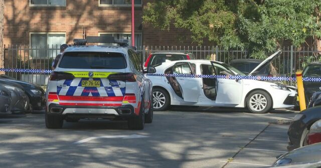Homem ferido é encontrado amarrado na traseira de um carro no oeste de Sydney
