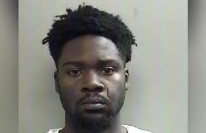 Homem invade apartamento no Texas para sequestrar ex e matar seu novo namorado Homem se escondeu na casa de uma ex-namorada grávida e atirou nela e na mãe na frente dos filhos