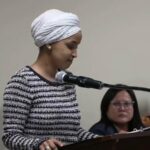 Homem pulveriza substância desconhecida na congressista Ilhan Omar e é abordado na prefeitura de Minneapolis