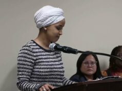 Homem pulveriza substância desconhecida na congressista Ilhan Omar e é abordado na prefeitura de Minneapolis Homem pulveriza substância desconhecida na congressista Ilhan Omar e é abordado na prefeitura de Minneapolis
