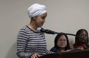 Homem pulveriza substância desconhecida na congressista Ilhan Omar e é abordado na prefeitura de Minneapolis Homem pulveriza substância desconhecida na congressista Ilhan Omar e é abordado na prefeitura de Minneapolis