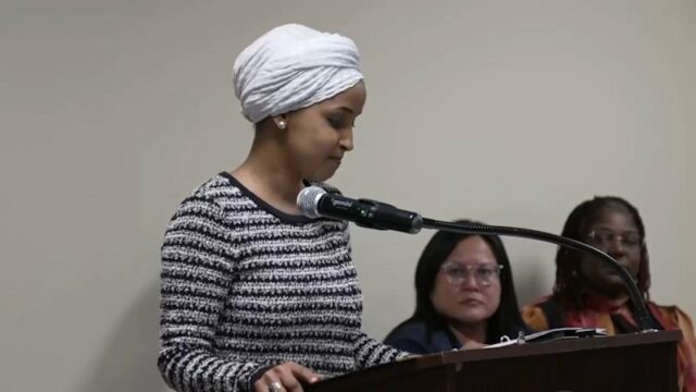 Homem pulveriza substância desconhecida na congressista Ilhan Omar e é abordado na prefeitura de Minneapolis
