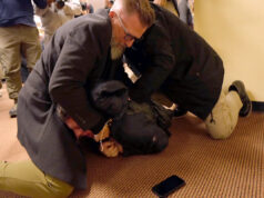 Homem pulveriza substância desconhecida no deputado Ilhan Omar e é abordado na prefeitura de Minneapolis Yahoo news home