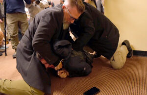 Homem pulveriza substância desconhecida no deputado Ilhan Omar e é abordado na prefeitura de Minneapolis Yahoo news home