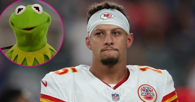 Homem vestido como Patrick Mahomes com máscara de Caco nocauteado Fãs promocionais dos Eagles assam um porco vestido como Patrick Mahomes no desfile do Super Bowl