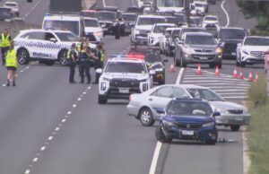 Homens armados brigam na movimentada rodovia de Melbourne após acidente Vários homens mascarados saíram do carro e começaram a brigar no meio da rodovia e na frente de outros motoristas.