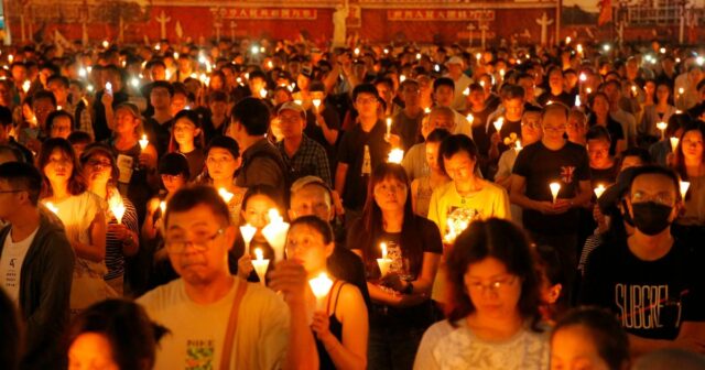 Hong Kong inicia julgamento de segurança nacional para organizadores das vigílias de Tiananmen
