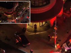 Hospital de Nova York é bloqueado após homem desequilibrado baleado por policiais em incidente perturbador Foto aérea do Hospital Metodista Presbiteriano de Brooklyn de Nova York à noite com várias ambulâncias e carros de polícia do lado de fora.