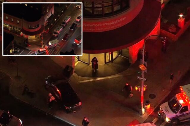 Hospital de Nova York é bloqueado após homem desequilibrado baleado Foto aérea do Hospital Metodista Presbiteriano de Brooklyn de Nova York à noite com várias ambulâncias e carros de polícia do lado de fora.