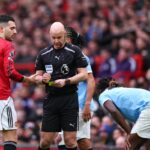 Anthony Taylor dá cartão amarelo a Diogo Dalot